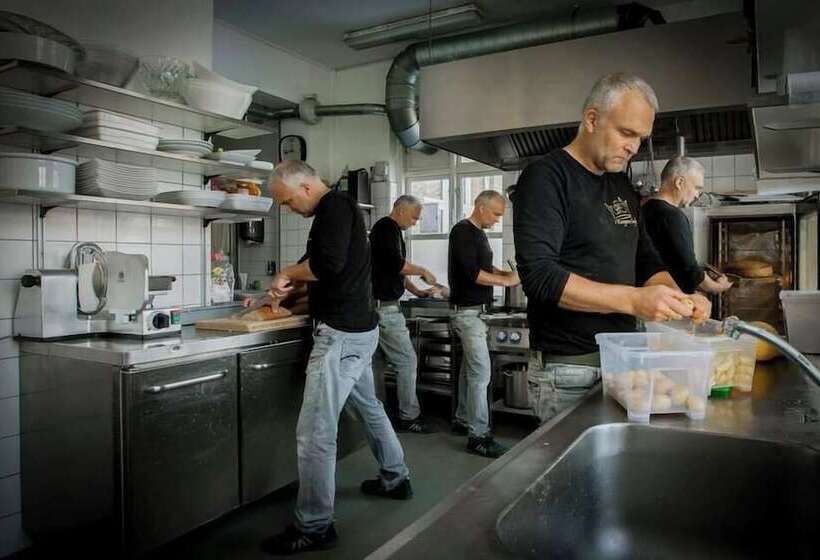 Hostel Fredensborg Vandrerhjem, I Kongens Baghave