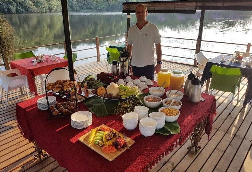 בית מלון כפרי Bambuu Lakeside Lodge