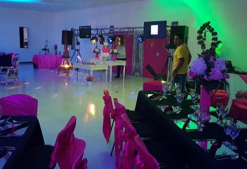 هتل Y Parque Turístico Navar City