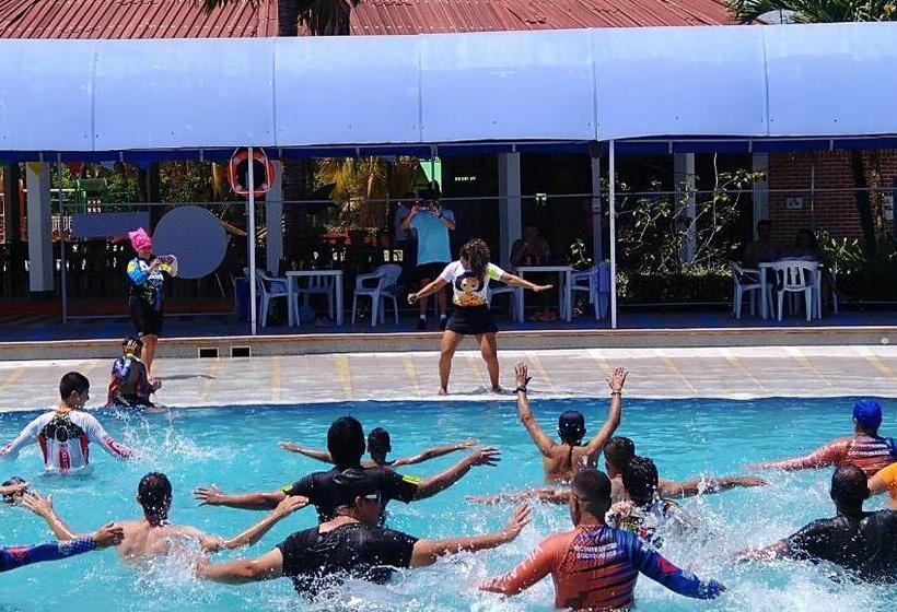 هتل Y Parque Turístico Navar City