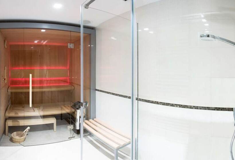 هتل Golden Tulip Warsaw Airport