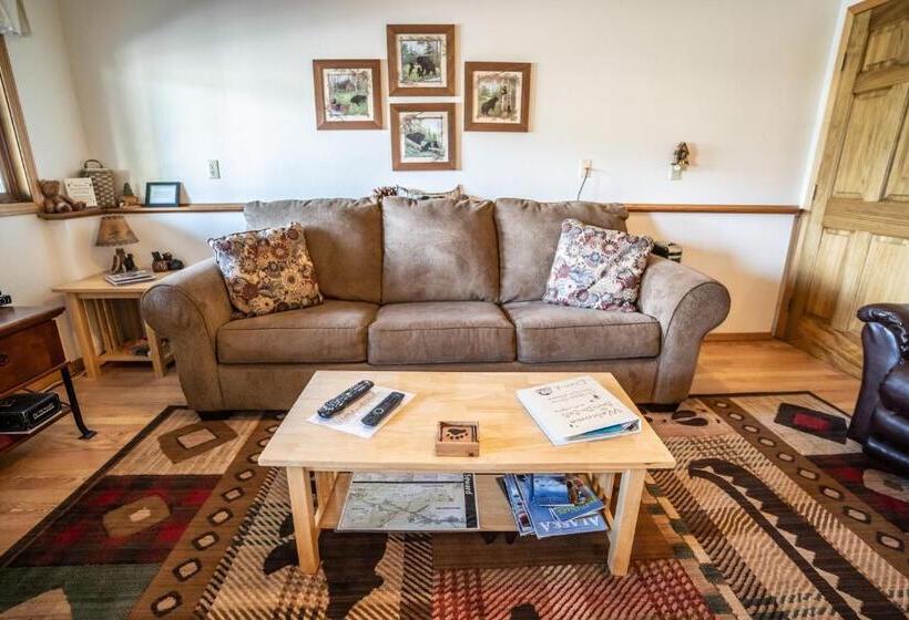 تختخواب و صبحانه Bears Den Alaska Lodging