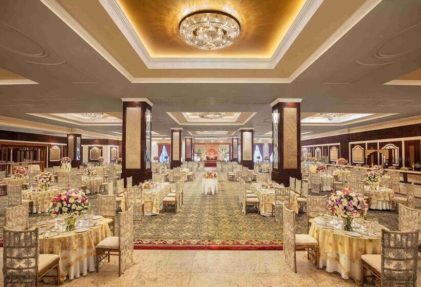 호텔 Noormahal Palace