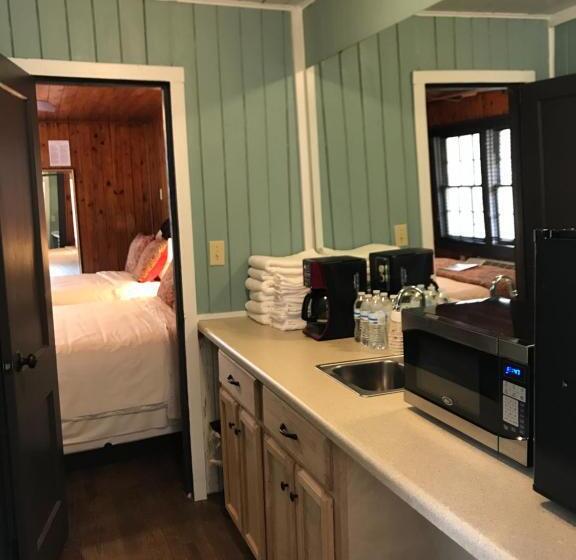 모텔 The Riverside Lodge At Chimney Rock