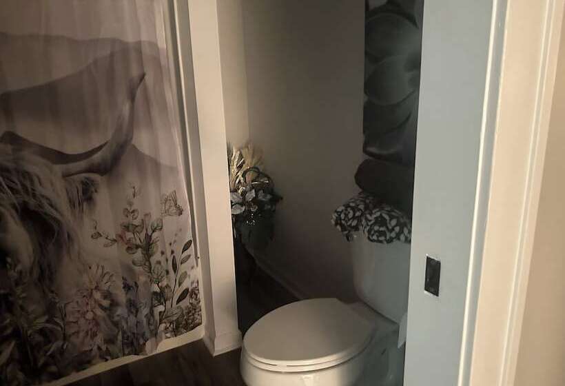 민박 E Street Gallery King Bedroom In Shared 2 Bedroom Home