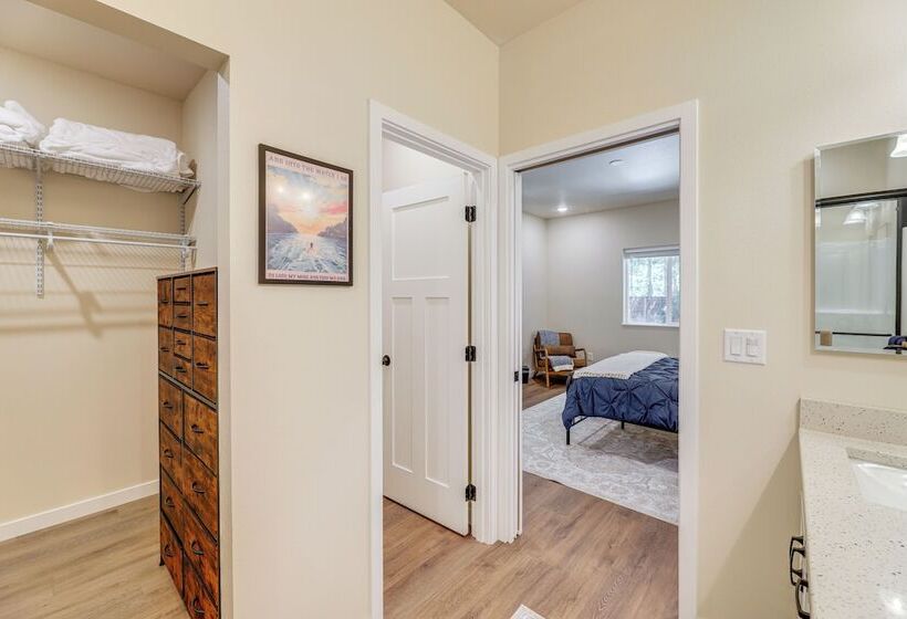 Family Friendly Florence Home: 3 Mi To The Coast!