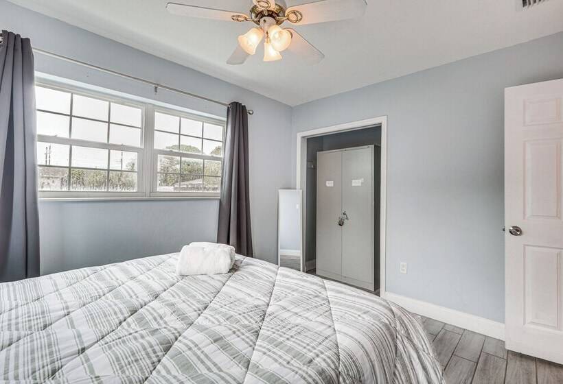 Hollywood Vacation Home W/ Patio & Gas Grill!