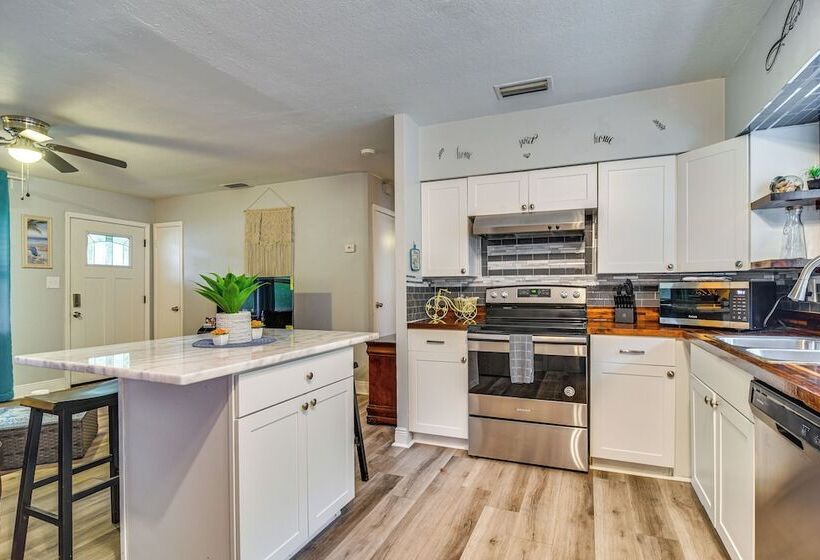 Largo Duplex W/ Patio, Near Beaches & Dining!
