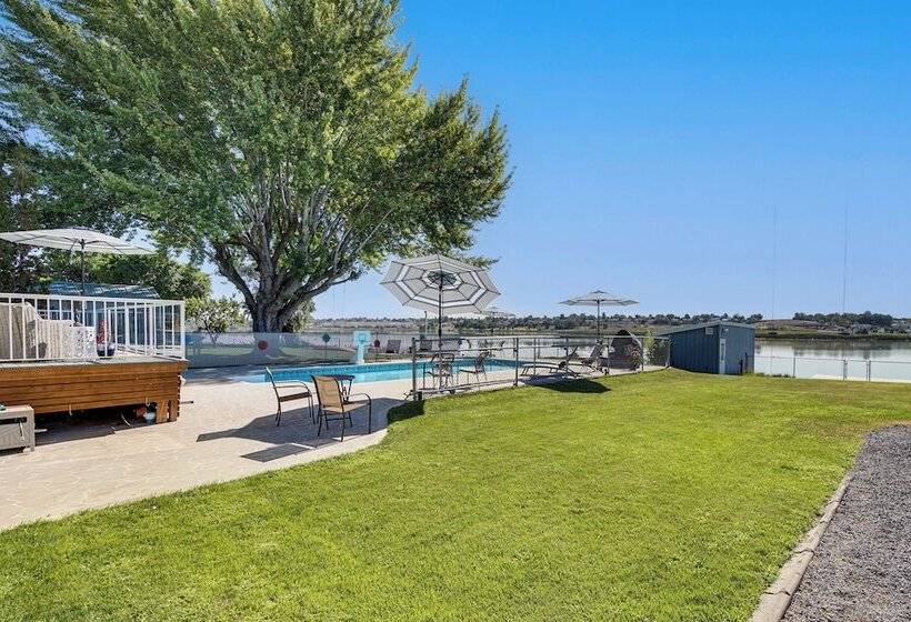 Moses Lake Retreat W/ Stunning Outdoor Oasis!