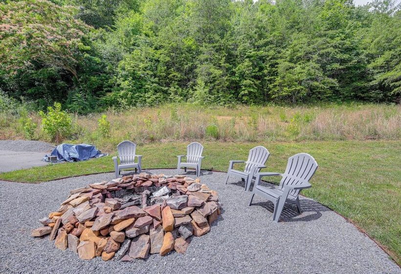 Peaceful Bluff City Retreat W/ Fire Pit & Grill