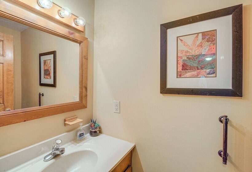 Peaceful Bluff City Retreat W/ Fire Pit & Grill