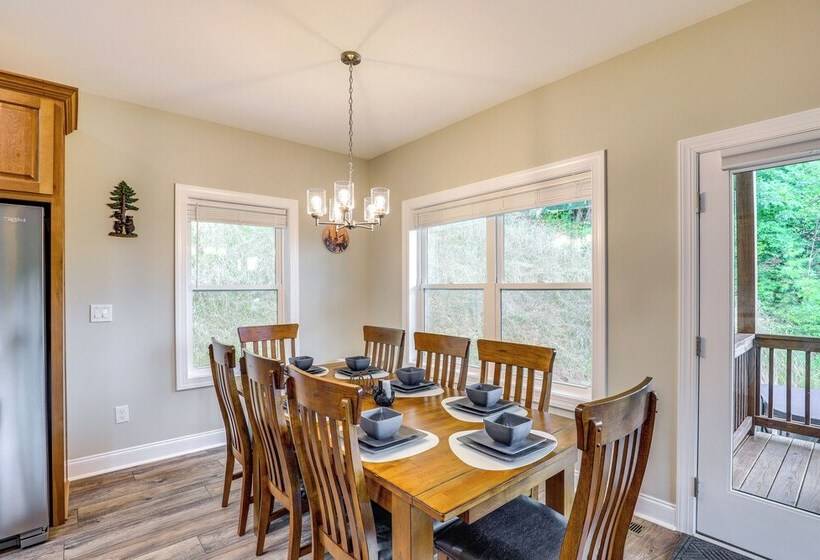 Secluded Retreat W/ Hot Tub, 10 Mi To Asheville!