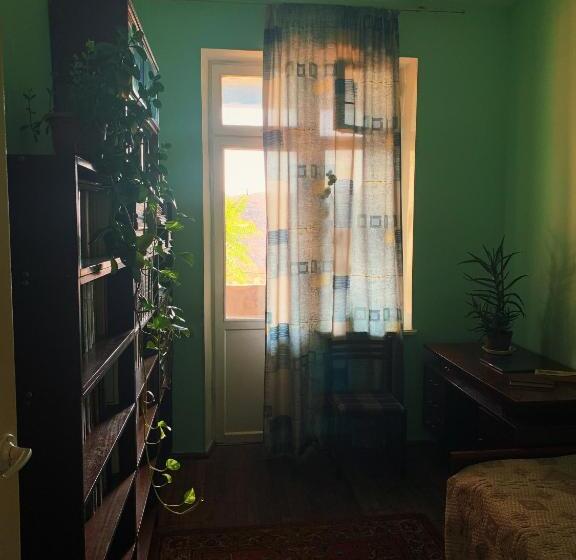 تختخواب و صبحانه Room In The Centre