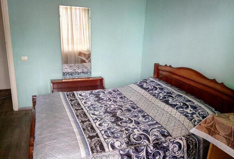 تختخواب و صبحانه Room In The Centre