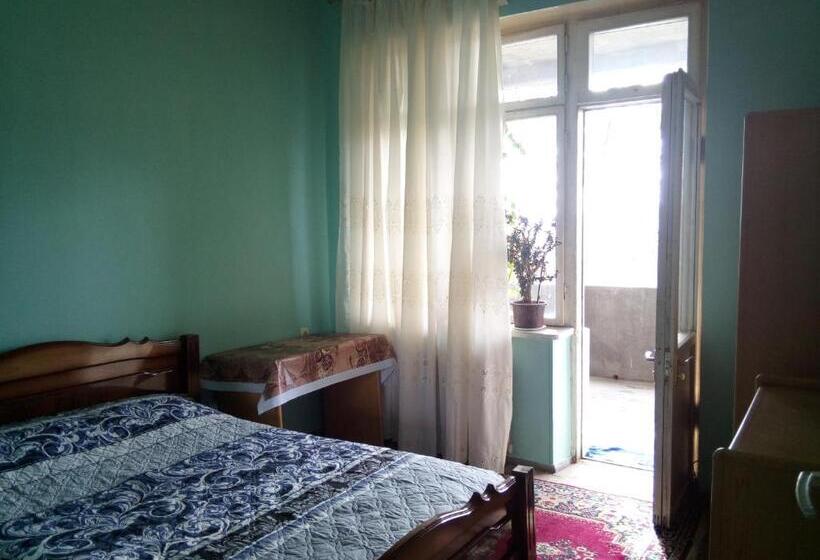 تختخواب و صبحانه Room In The Centre