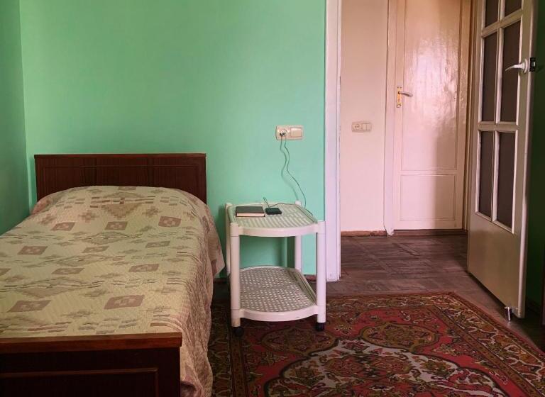 تختخواب و صبحانه Room In The Centre