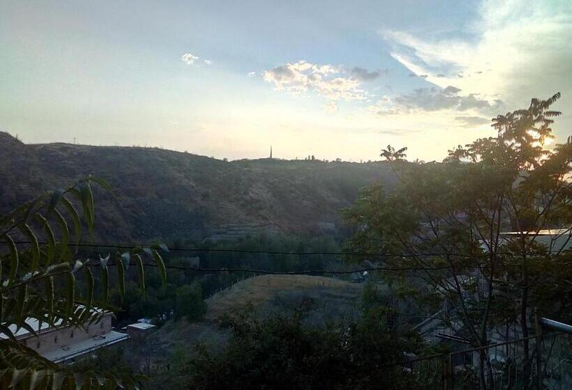 تختخواب و صبحانه Room In The Centre