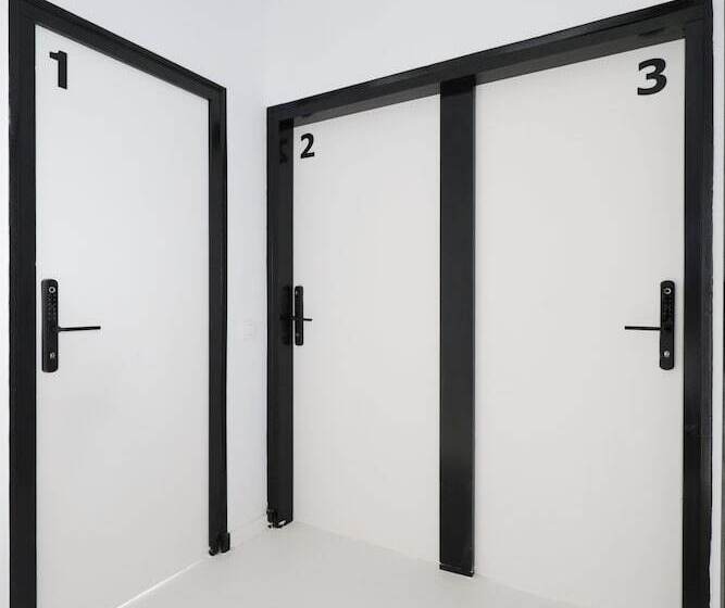 فندق Black And White Hostel Palamós