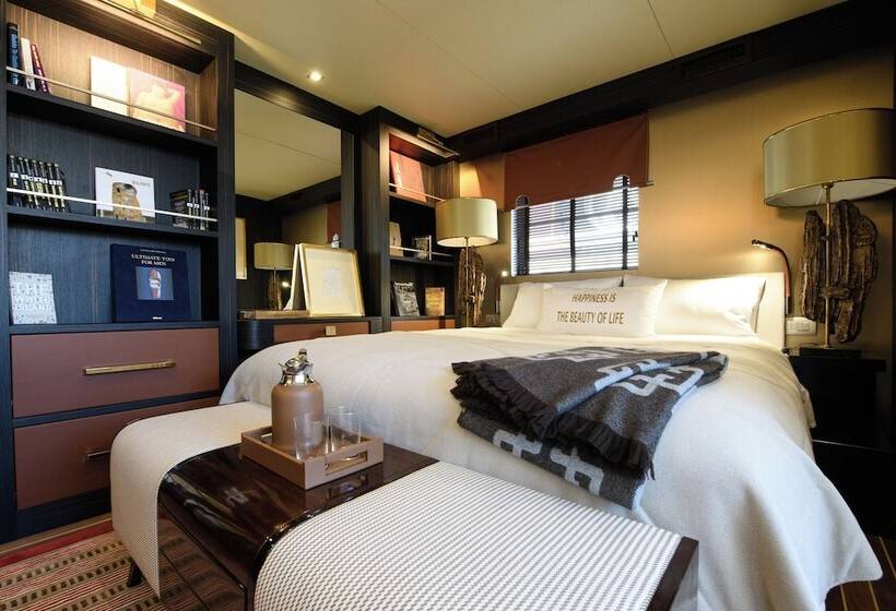 בית מלון כפרי House Of Hütter   Floating Home Goldfinger