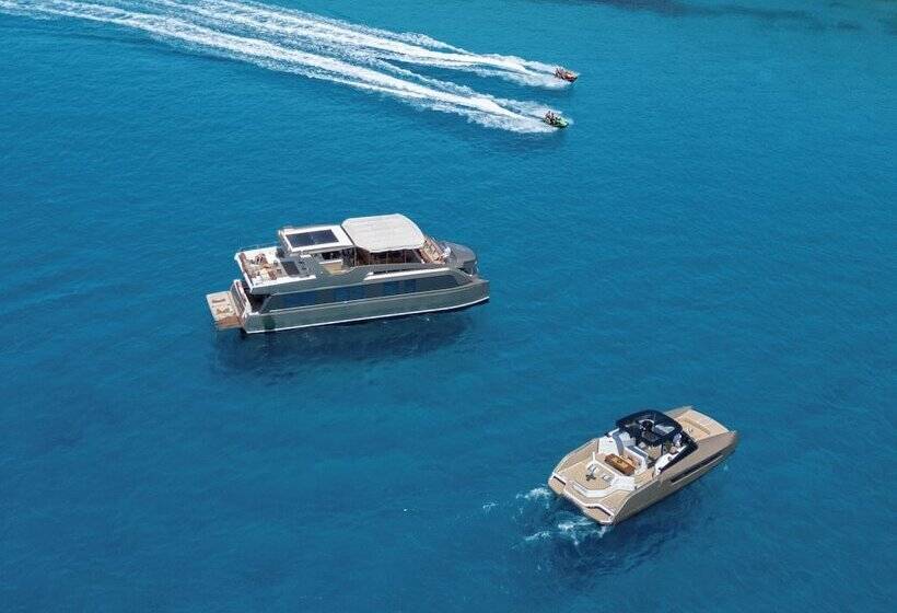 בית מלון כפרי House Of Hütter   Floating Home Goldfinger