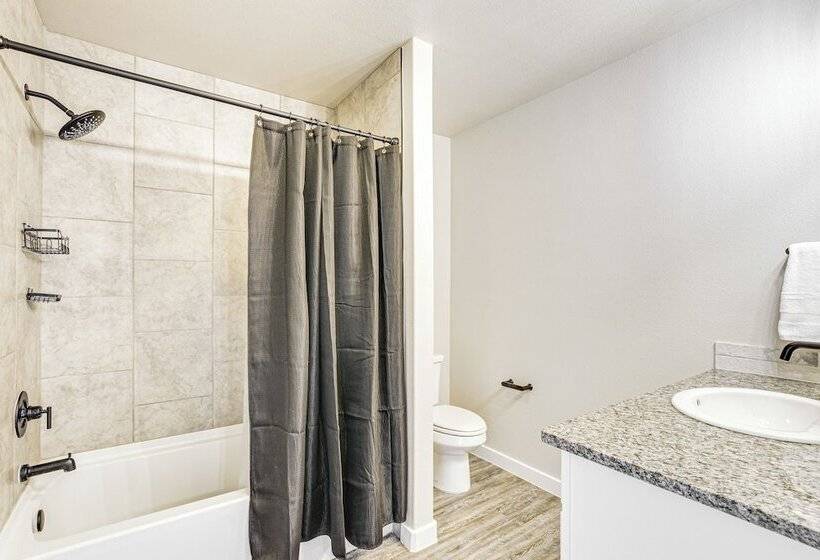 Urbana Cabana:  Modern Home 8 Mi To Texas Tech!