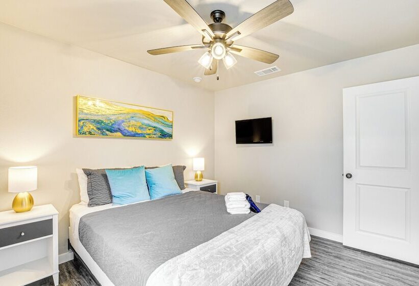 Urbana Cabana:  Modern Home 8 Mi To Texas Tech!