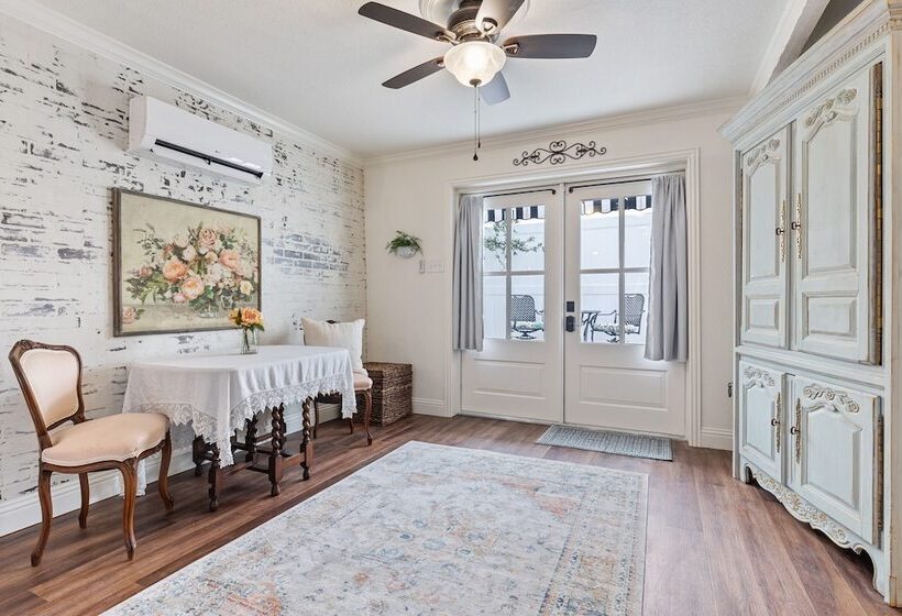 민박 The Old Liberty Schoolhouse