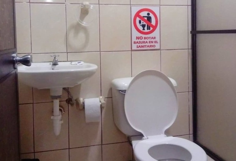 هتل Hostal Los Mantas