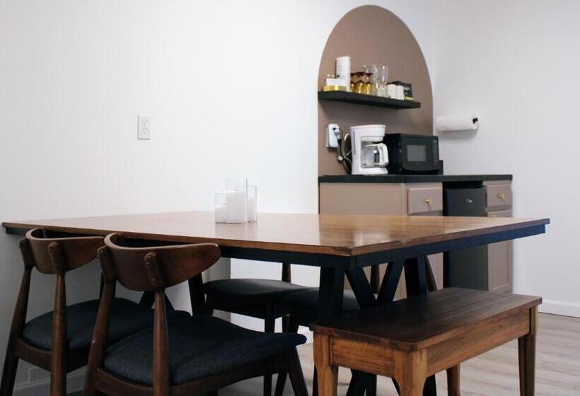 The Brooks Hotel Restaurant And Lounge