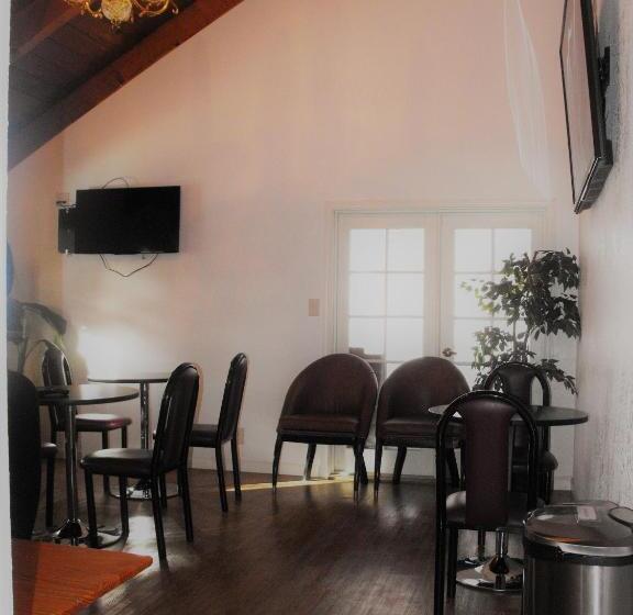 فندق Eagle Crater Lake Inn