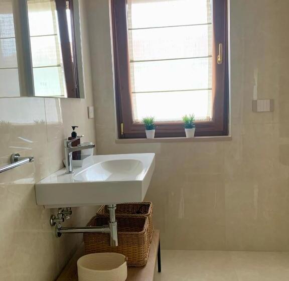 تختخواب و صبحانه Anna House