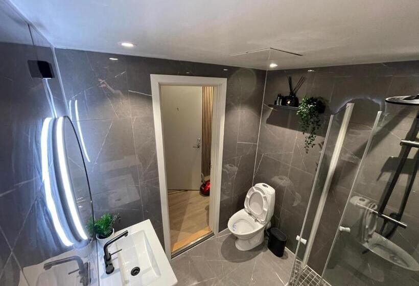 Pensione Happy Days Relaxing Room With Smart Solutions Shared Apartment With One Other Bedroom