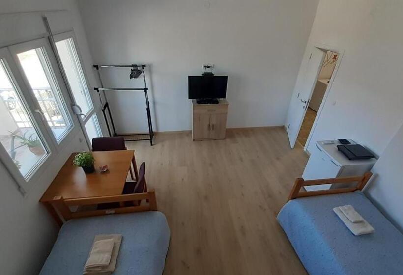 پانسیون Udobna Dvokrevetna Soba Sa Terasom #2