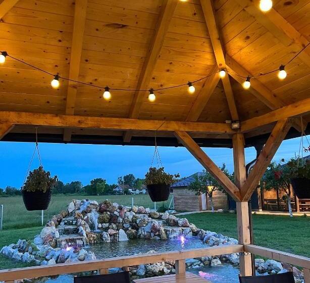 تختخواب و صبحانه Golden Carp Lake