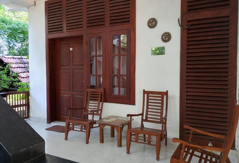 ホテル Indeewaree Lake View Resort