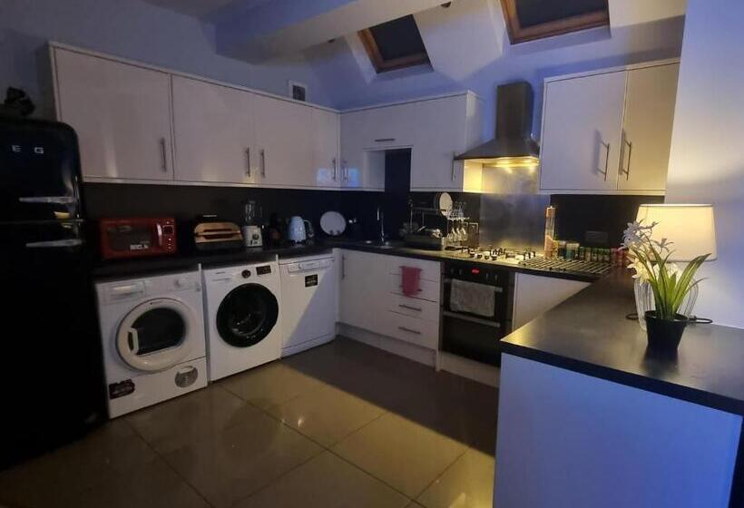 Пансион Big Double Room, 20 Mins To London