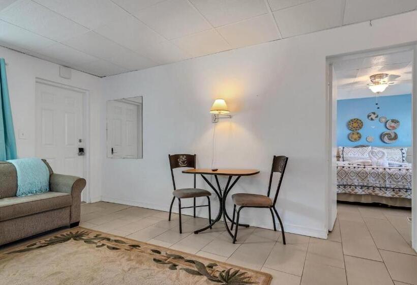 Tropic Terrace #19 Beachfront Resort Suite