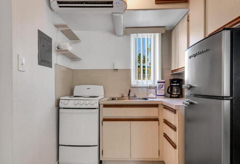 Tropic Terrace #19 Beachfront Resort Suite