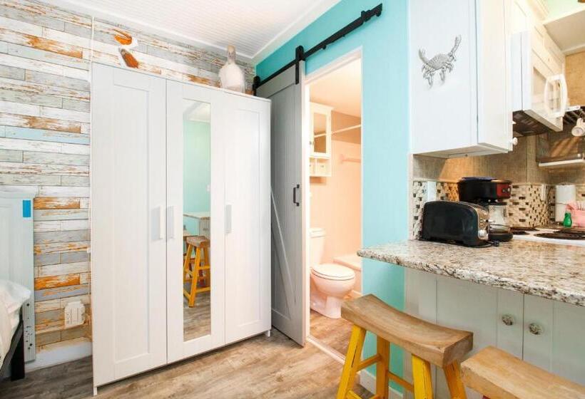 Tropic Terrace Suite #9 Beachfront Resort