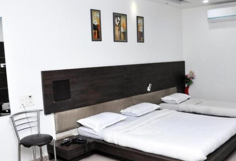 호텔 Radhe Palace Morbi