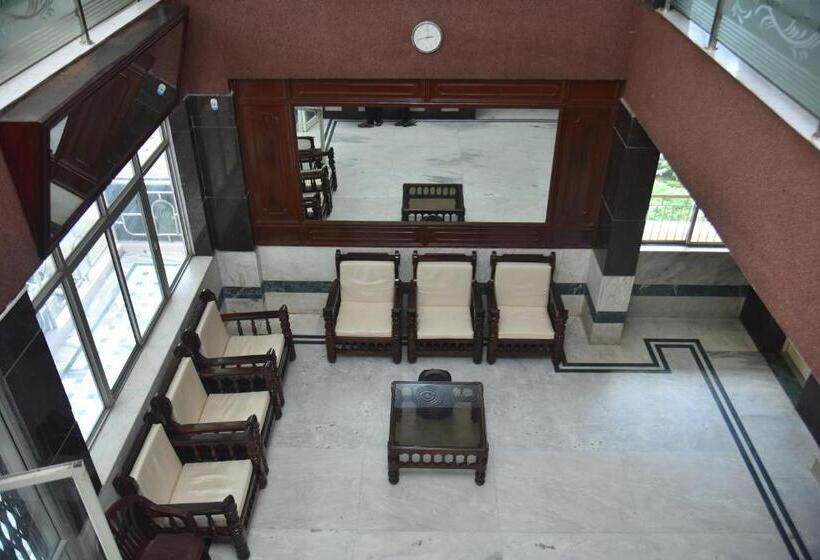 酒店 Arihanth Deluxe Lodge