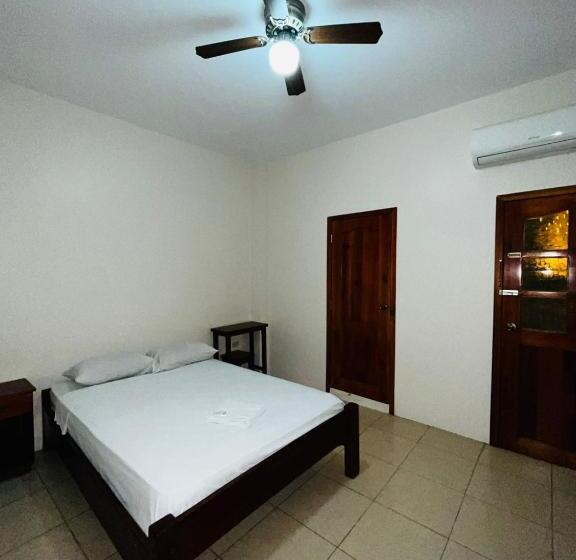 پانسیون Hostal Luxuria Place