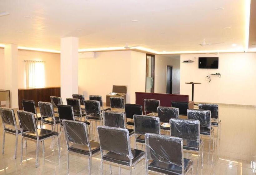 Dhanlaxmi Raj Hotel And Restaurant