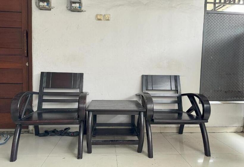 فندق Oyo 94161 Kost Aisyah