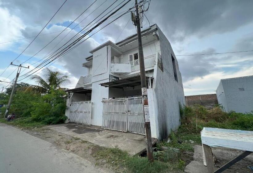 فندق Oyo 94161 Kost Aisyah