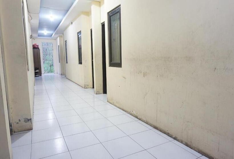 فندق Oyo 94161 Kost Aisyah