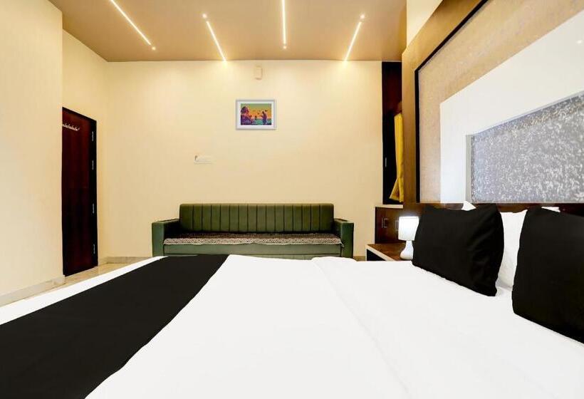 O Yuvraj Hotel Barshi