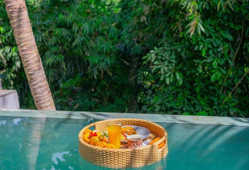 펜션 Ngesil Private Joglo & Pool