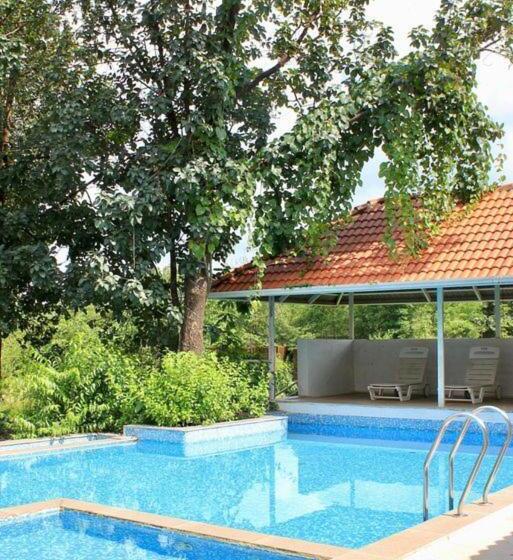 בית מלון כפרי Nehamrit Farms  Nr Malshej Ghat With Pool