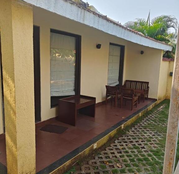 בית מלון כפרי Nehamrit Farms  Nr Malshej Ghat With Pool